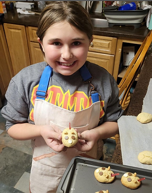 A 4-H Globetaster presenting baked goods